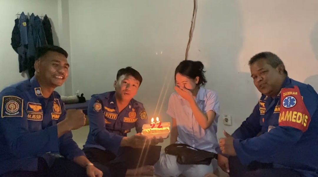Diputusin Pacar saat Ulang Tahun, Wanita di Bogor Tiup Lilin Bareng Damkar