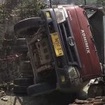 Tak Kuat Nanjak, Truk Molen di Puncak Terguling Timpah Rumah Warga