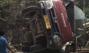 Tak Kuat Nanjak, Truk Molen di Puncak Terguling Timpah Rumah Warga