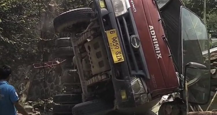 Tak Kuat Nanjak, Truk Molen di Puncak Terguling Timpah Rumah Warga