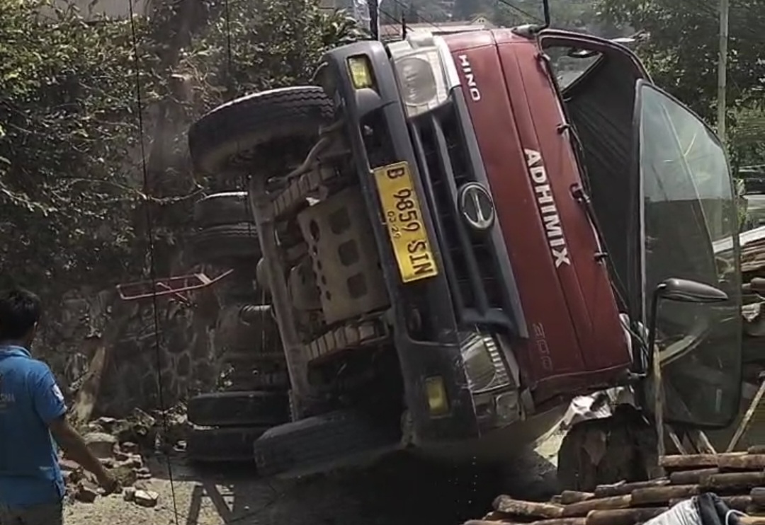 Tak Kuat Nanjak, Truk Molen di Puncak Terguling Timpah Rumah Warga