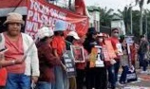Peringati May Day 2025, Sejumlah Buruh Gelar Aksi Gebrak Depan Gedung DPR