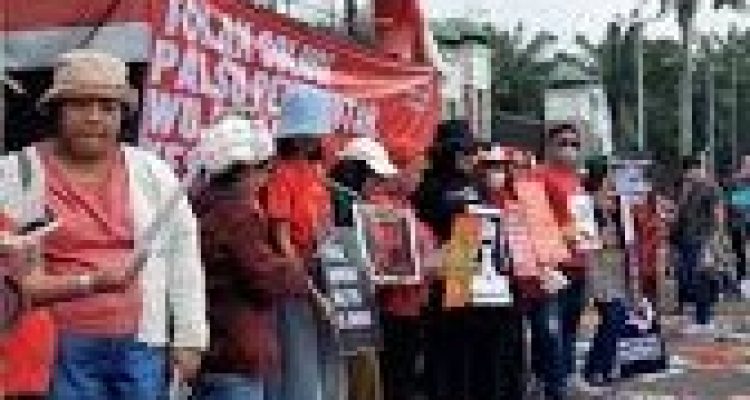Peringati May Day 2025, Sejumlah Buruh Gelar Aksi Gebrak Depan Gedung DPR